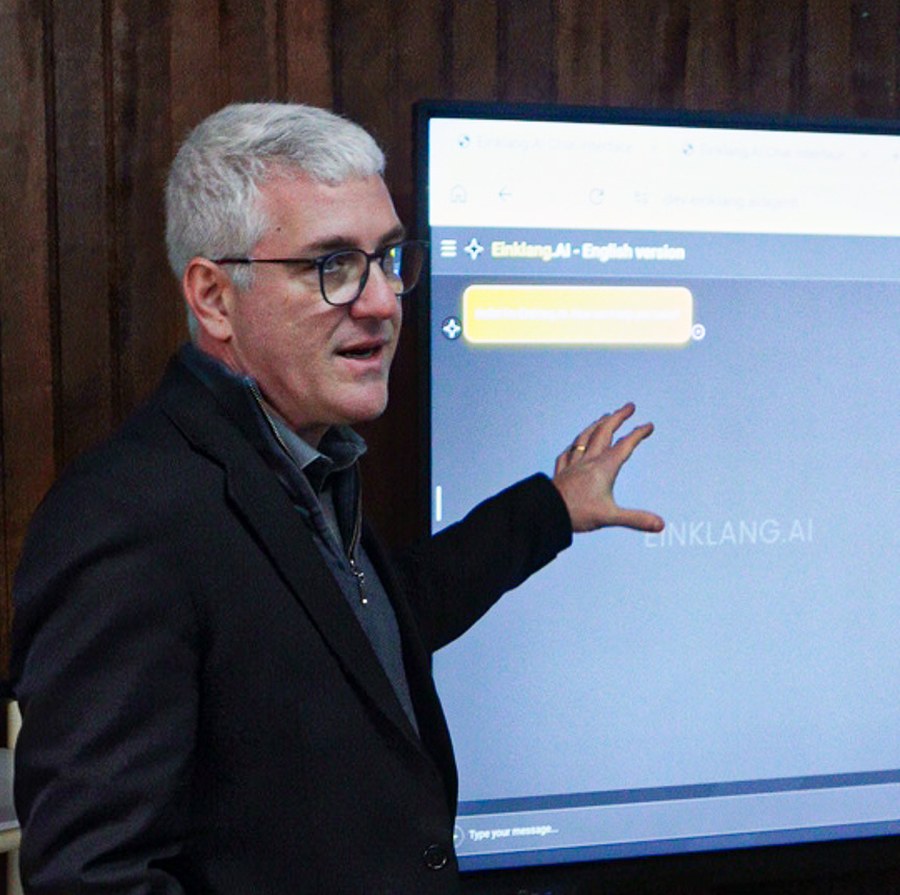Apresentacao da interface do Agente de IA Lean da Einklang.AI na Tela Interativa Isoflex